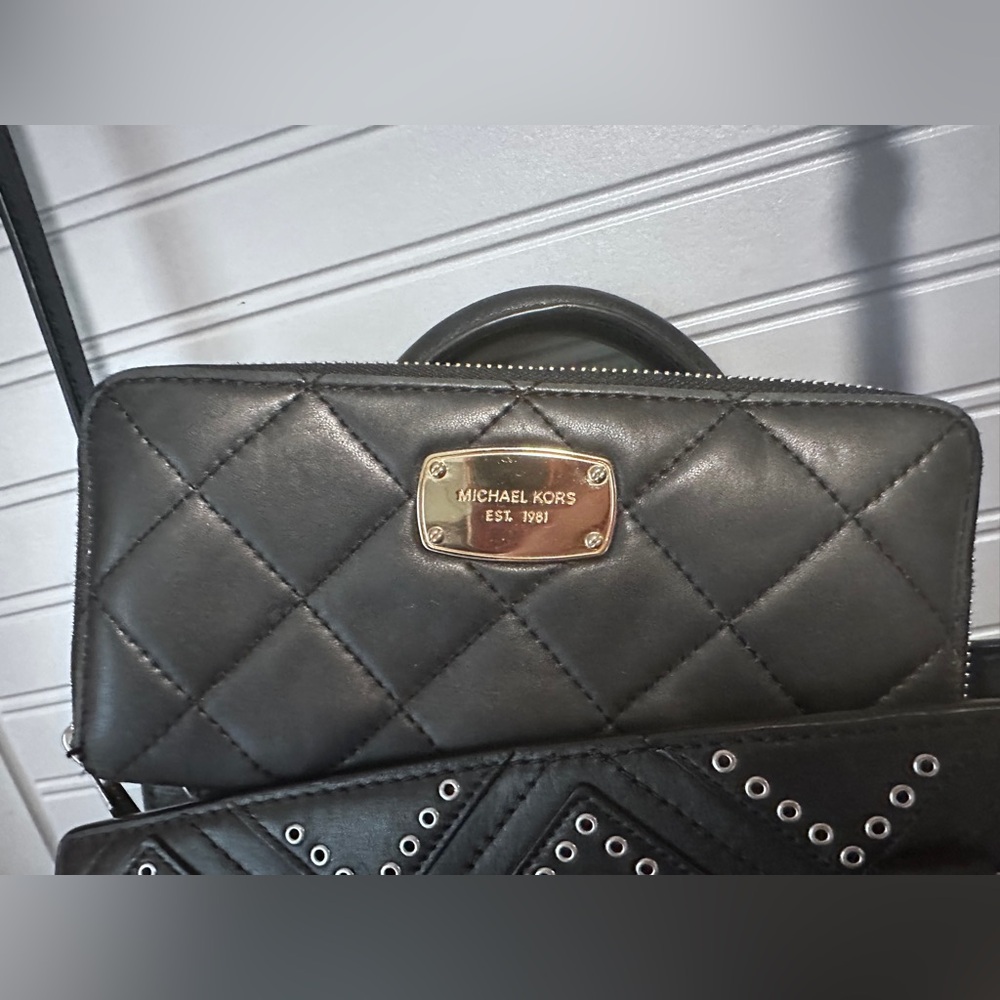Michael Kors Selma Bag w/Diamond Grommets & MK Quilted Long Wallet MSRP: $558 - Picture 9 of 16